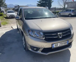 Vista frontale di un noleggio Dacia Sandero all'aeroporto di Tirana, Albania ✓ Auto #9485. ✓ Cambio Manuale TM ✓ 0 recensioni.