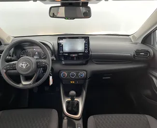 Noleggio Toyota Yaris. Auto Economica, Comfort per il noleggio in Spagna ✓ Cauzione di Deposito di 300 EUR ✓ Opzioni assicurative RCT, CDW.