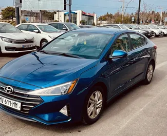 Vista frontale di un noleggio Hyundai Elantra all'aeroporto di Tbilisi, Georgia ✓ Auto #9556. ✓ Cambio Automatico TM ✓ 0 recensioni.