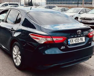 Toyota Camry 2021 disponibile per il noleggio all'aeroporto di Tbilisi, con limite di chilometraggio di illimitato.