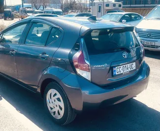 Toyota Prius C 2016 disponibile per il noleggio all'aeroporto di Tbilisi, con limite di chilometraggio di illimitato.