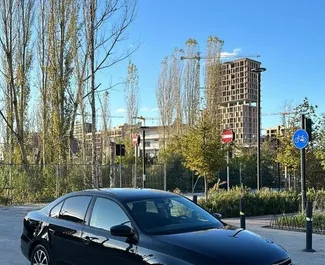 Vista frontale di un noleggio Volkswagen Jetta a Tirana, Albania ✓ Auto #9426. ✓ Cambio Automatico TM ✓ 0 recensioni.