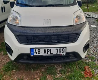 Vista frontale di un noleggio Fiat Fiorino all'aeroporto di Bodrum, Turchia ✓ Auto #9393. ✓ Cambio Manuale TM ✓ 0 recensioni.