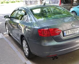 Volkswagen Jetta 2013 disponibile per il noleggio a Tbilisi, con limite di chilometraggio di illimitato.