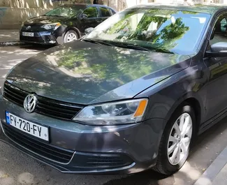 Vista frontale di un noleggio Volkswagen Jetta a Tbilisi, Georgia ✓ Auto #9532. ✓ Cambio Automatico TM ✓ 0 recensioni.