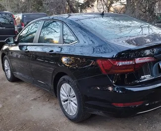 Volkswagen Jetta 2019 disponibile per il noleggio a Tbilisi, con limite di chilometraggio di illimitato.