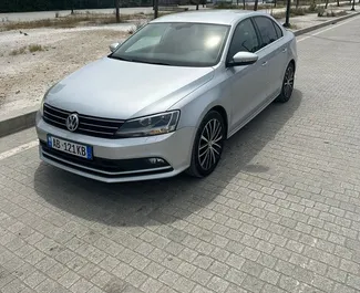 Vista frontale di un noleggio Volkswagen Jetta a Tirana, Albania ✓ Auto #9564. ✓ Cambio Automatico TM ✓ 0 recensioni.