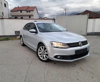 Vista frontale di un noleggio Volkswagen Jetta a Tirana, Albania ✓ Auto #9567. ✓ Cambio Automatico TM ✓ 0 recensioni.