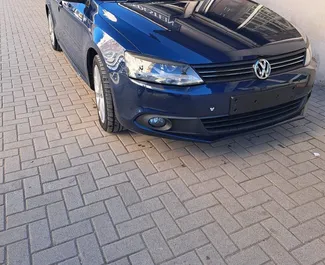 Vista frontale di un noleggio Volkswagen Jetta a Tirana, Albania ✓ Auto #9566. ✓ Cambio Automatico TM ✓ 0 recensioni.