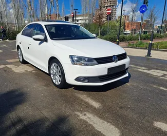 Vista frontale di un noleggio Volkswagen Jetta a Tirana, Albania ✓ Auto #9572. ✓ Cambio Automatico TM ✓ 0 recensioni.