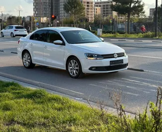 Vista frontale di un noleggio Volkswagen Jetta a Tirana, Albania ✓ Auto #9574. ✓ Cambio Automatico TM ✓ 0 recensioni.