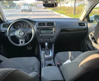 Noleggio Volkswagen Jetta. Auto Economica, Comfort per il noleggio in Albania ✓ Cauzione di Deposito di 300 EUR ✓ Opzioni assicurative RCT, SCDW.