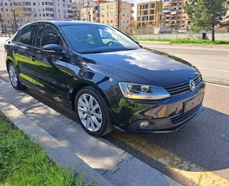 Vista frontale di un noleggio Volkswagen Jetta a Tirana, Albania ✓ Auto #9577. ✓ Cambio Automatico TM ✓ 0 recensioni.