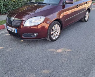 Vista frontale di un noleggio Skoda Fabia Combi a Tirana, Albania ✓ Auto #9580. ✓ Cambio Manuale TM ✓ 0 recensioni.