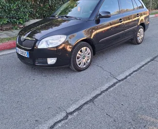 Vista frontale di un noleggio Skoda Fabia Combi a Tirana, Albania ✓ Auto #9581. ✓ Cambio Manuale TM ✓ 0 recensioni.