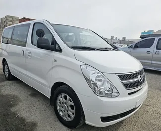 Vista frontale di un noleggio Hyundai Starex a Tirana, Albania ✓ Auto #9584. ✓ Cambio Automatico TM ✓ 0 recensioni.