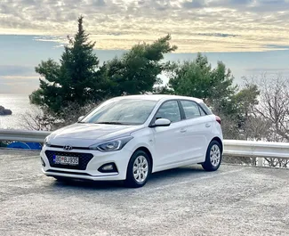 Vista frontale di un noleggio Hyundai i20 a Budva, Montenegro ✓ Auto #9395. ✓ Cambio Automatico TM ✓ 0 recensioni.