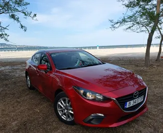 Vista frontale di un noleggio Mazda 3 all'aeroporto di Burgas, Bulgaria ✓ Auto #9433. ✓ Cambio Automatico TM ✓ 0 recensioni.