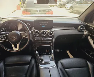 Mercedes-Benz GLC300 2020 disponibile per il noleggio a Dubai, con limite di chilometraggio di 200 km/giorno.