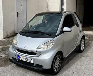 Vista frontale di un noleggio Smart Fortwo a Budva, Montenegro ✓ Auto #9846. ✓ Cambio Automatico TM ✓ 0 recensioni.