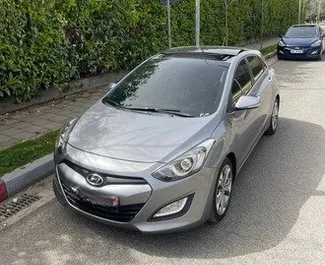 Vista frontale di un noleggio Hyundai i30 a Tirana, Albania ✓ Auto #9680. ✓ Cambio Automatico TM ✓ 0 recensioni.