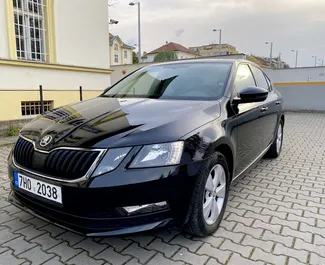 Vista frontale di un noleggio Skoda Octavia a Praga, Cechia ✓ Auto #349. ✓ Cambio Automatico TM ✓ 0 recensioni.