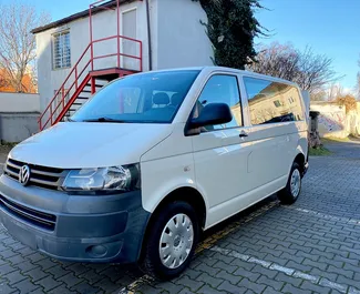 Vista frontale di un noleggio Volkswagen Transporter a Praga, Cechia ✓ Auto #4186. ✓ Cambio Manuale TM ✓ 0 recensioni.