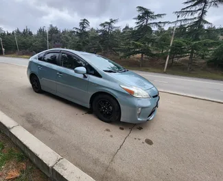 Vista frontale di un noleggio Toyota Prius a Tbilisi, Georgia ✓ Auto #9623. ✓ Cambio Automatico TM ✓ 0 recensioni.