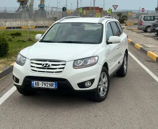 Vista frontale di un noleggio Hyundai Santa Fe a Durazzo, Albania ✓ Auto #9777. ✓ Cambio Automatico TM ✓ 0 recensioni.