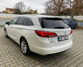 Opel Astra Sports Tourer 2018 con sistema A trazione anteriore, disponibile a Praga.