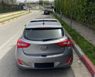 Hyundai i30 2013 disponibile per il noleggio a Tirana, con limite di chilometraggio di illimitato.