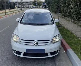 Vista frontale di un noleggio Volkswagen Golf Plus a Tirana, Albania ✓ Auto #9694. ✓ Cambio Automatico TM ✓ 0 recensioni.