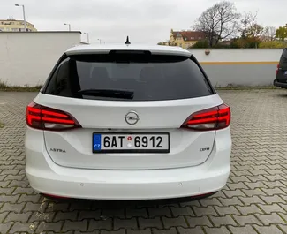 Interni di Opel Astra Sports Tourer in affitto in Cechia. Un'ottima auto da 5 posti con cambio Automatico.