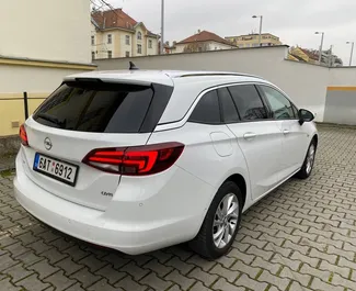 Opel Astra Sports Tourer 2018 disponibile per il noleggio a Praga, con limite di chilometraggio di 300 km/giorno.