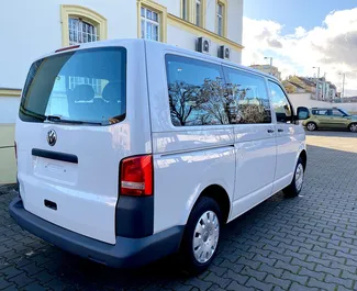 Noleggio auto Volkswagen Transporter 2016 in Cechia, con carburante Diesel e 110 cavalli di potenza ➤ A partire da 72 EUR al giorno.