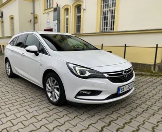 Vista frontale di un noleggio Opel Astra Sports Tourer a Praga, Cechia ✓ Auto #3358. ✓ Cambio Automatico TM ✓ 0 recensioni.