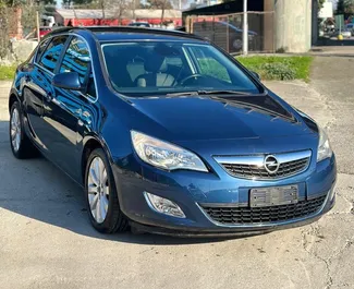 Vista frontale di un noleggio Opel Astra a Durazzo, Albania ✓ Auto #9778. ✓ Cambio Manuale TM ✓ 0 recensioni.