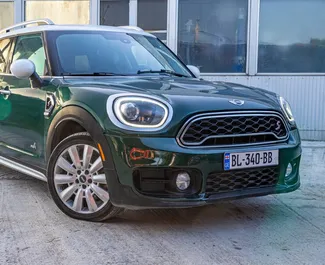 Vista frontale di un noleggio Mini Countryman Cooper S a Tbilisi, Georgia ✓ Auto #9813. ✓ Cambio Automatico TM ✓ 0 recensioni.