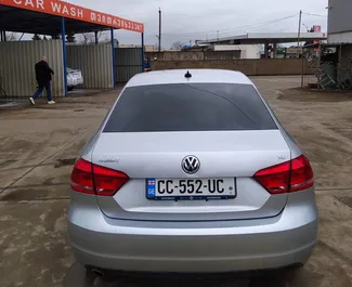 Interni di Volkswagen Passat in affitto in Georgia. Un'ottima auto da 5 posti con cambio Automatico.