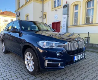 Vista frontale di un noleggio BMW X5 a Praga, Cechia ✓ Auto #385. ✓ Cambio Automatico TM ✓ 1 recensioni.