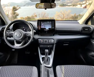 Noleggio Toyota Yaris. Auto Economica, Comfort per il noleggio in Montenegro ✓ Cauzione di Deposito di 200 EUR ✓ Opzioni assicurative RCT, CDW, FDW, All'estero.