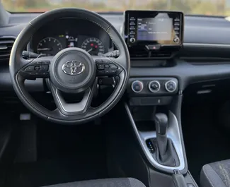 Noleggio Toyota Yaris. Auto Economica, Comfort per il noleggio in Montenegro ✓ Cauzione di Deposito di 200 EUR ✓ Opzioni assicurative RCT, CDW, FDW, All'estero.