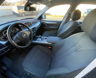 BMW X5 2018 disponibile per il noleggio a Praga, con limite di chilometraggio di 300 km/giorno.