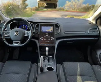 Noleggio Renault Megane. Auto Comfort per il noleggio in Montenegro ✓ Cauzione di Deposito di 200 EUR ✓ Opzioni assicurative RCT, CDW, FDW, All'estero.