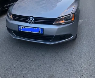 Vista frontale di un noleggio Volkswagen Jetta a Durazzo, Albania ✓ Auto #9697. ✓ Cambio Automatico TM ✓ 0 recensioni.