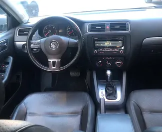 Interni di Volkswagen Jetta in affitto in Albania. Un'ottima auto da 5 posti con cambio Automatico.