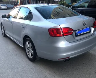 Volkswagen Jetta 2015 disponibile per il noleggio a Durazzo, con limite di chilometraggio di illimitato.