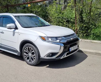 Vista frontale di un noleggio Mitsubishi Outlander Xl a Tbilisi, Georgia ✓ Auto #9706. ✓ Cambio Automatico TM ✓ 1 recensioni.