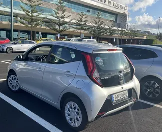 Vista frontale di un noleggio Toyota Aygo a Madeira, Portogallo ✓ Auto #9837. ✓ Cambio Manuale TM ✓ 0 recensioni.