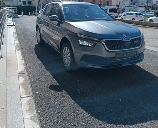 Vista frontale di un noleggio Skoda Kamiq a Budva, Montenegro ✓ Auto #9676. ✓ Cambio Automatico TM ✓ 0 recensioni.